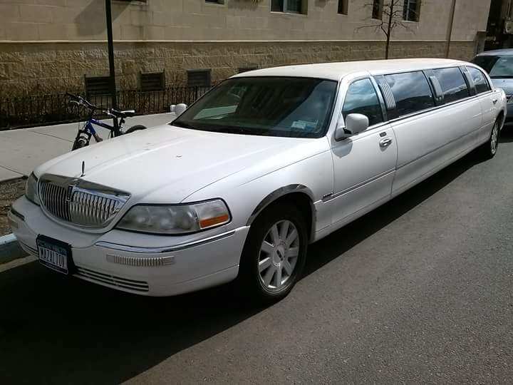 10 Passengers Lincoln Town Car Limousine